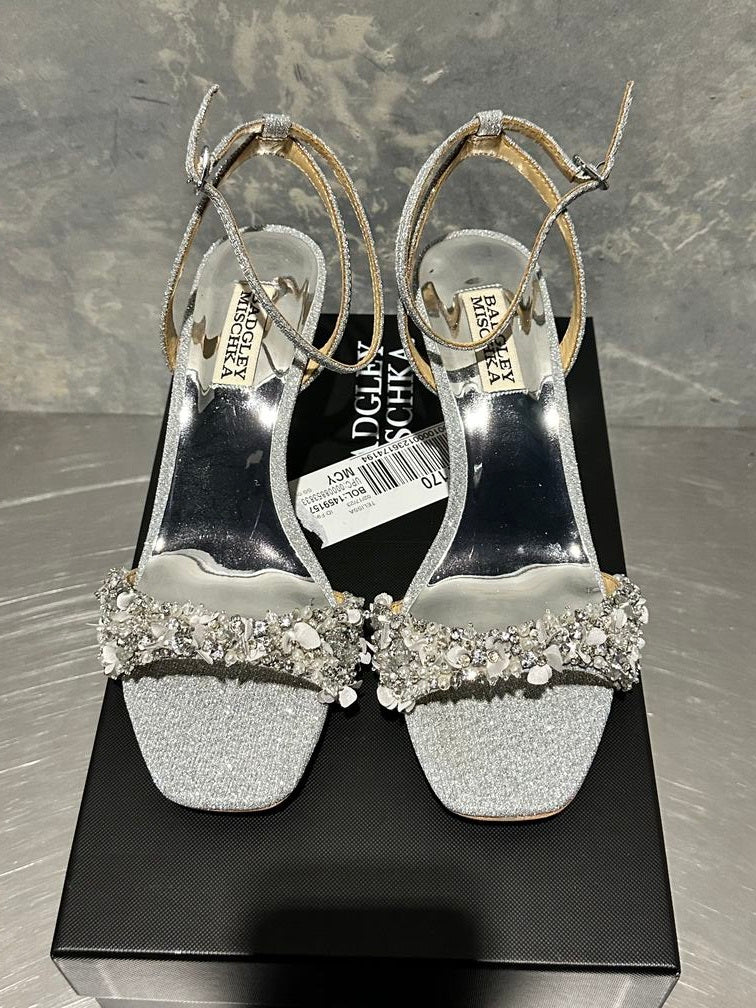 Sandálias femininas Badgley Mischka Telissa com detalhes em duas peças - Tecido metálico prateado, tamanho 7