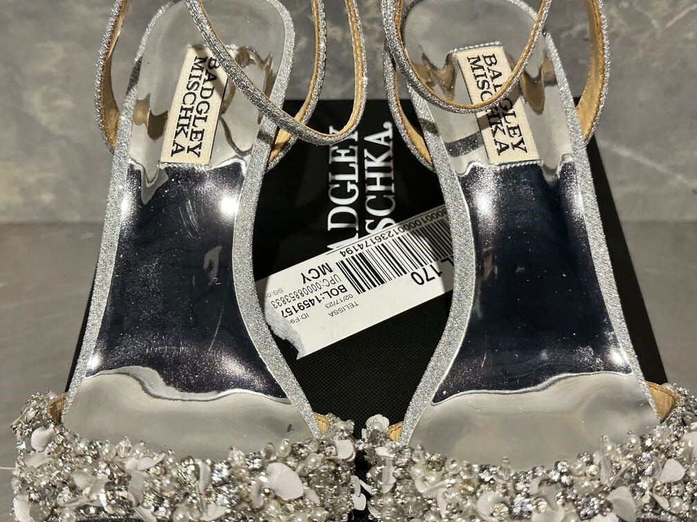 Sandálias femininas Badgley Mischka Telissa com detalhes em duas peças - Tecido metálico prateado, tamanho 7