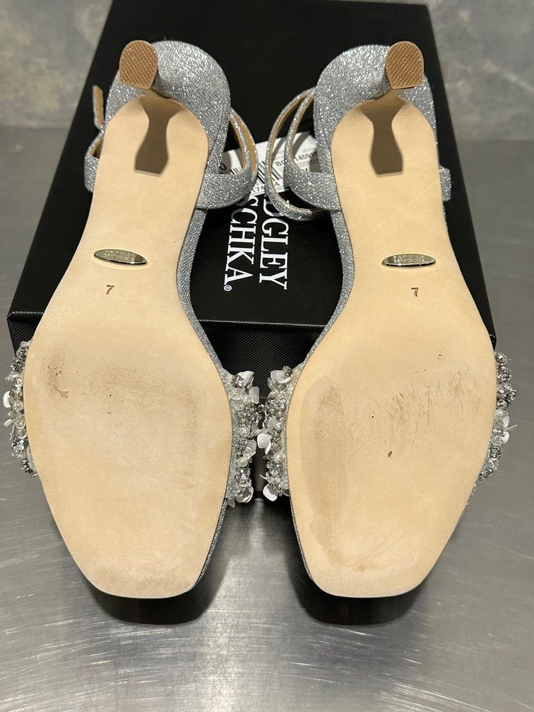 Sandálias femininas Badgley Mischka Telissa com detalhes em duas peças - Tecido metálico prateado, tamanho 7