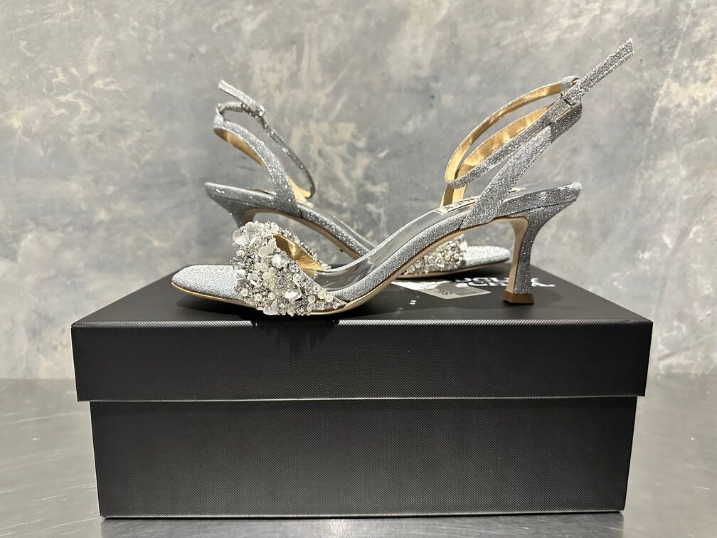 Sandálias femininas Badgley Mischka Telissa com detalhes em duas peças - Tecido metálico prateado, tamanho 7