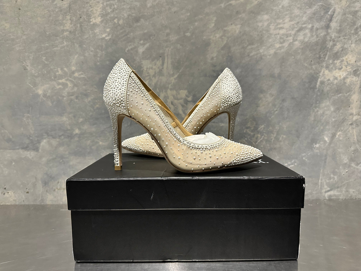 Coleção Badgley Mischka - Scarpin Weslee III de cetim feminino, cor marfim, tamanho 6,5, na Nordstrom