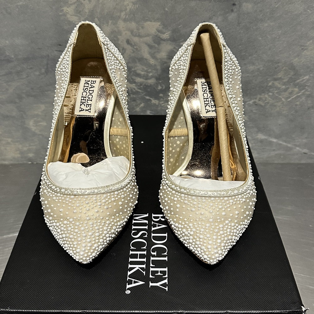 Coleção Badgley Mischka - Scarpin Weslee III de cetim feminino, cor marfim, tamanho 6,5, na Nordstrom