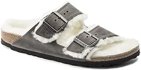 Sandália Birkenstock Arizona Genuine Shearling Slide em Ferro/Natural, Tamanho 10-10,5 EUA Taupe