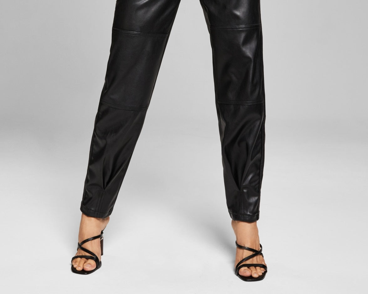 E agora esta calça utilitária feminina afunilada de couro sintético, preta, tamanho 4