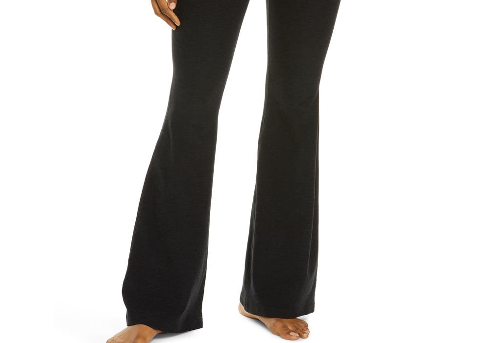 Calça Legging Flare de Cintura Alta Beyond Yoga, Darkest Night, Tamanho Médio