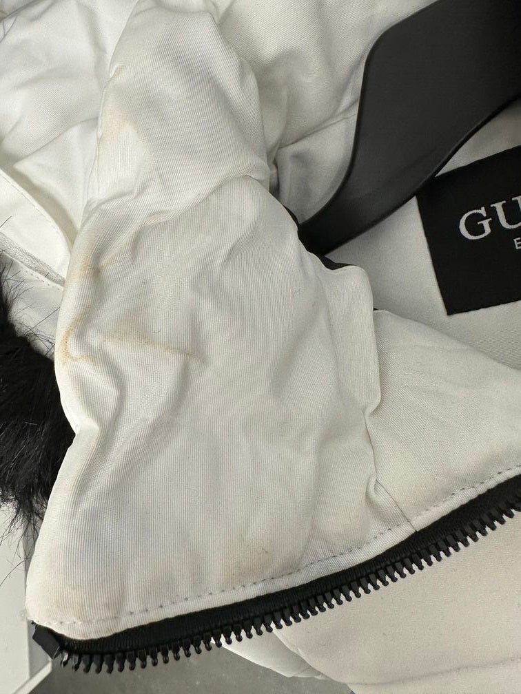 Casaco feminino Guess com capuz e acabamento em pele sintética, branco, tamanho pequeno