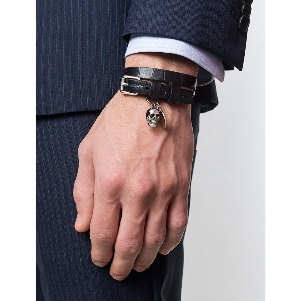 Pulseira masculina Alexander Mcqueen de couro com relevo e caveira dupla, preta, tamanho regular