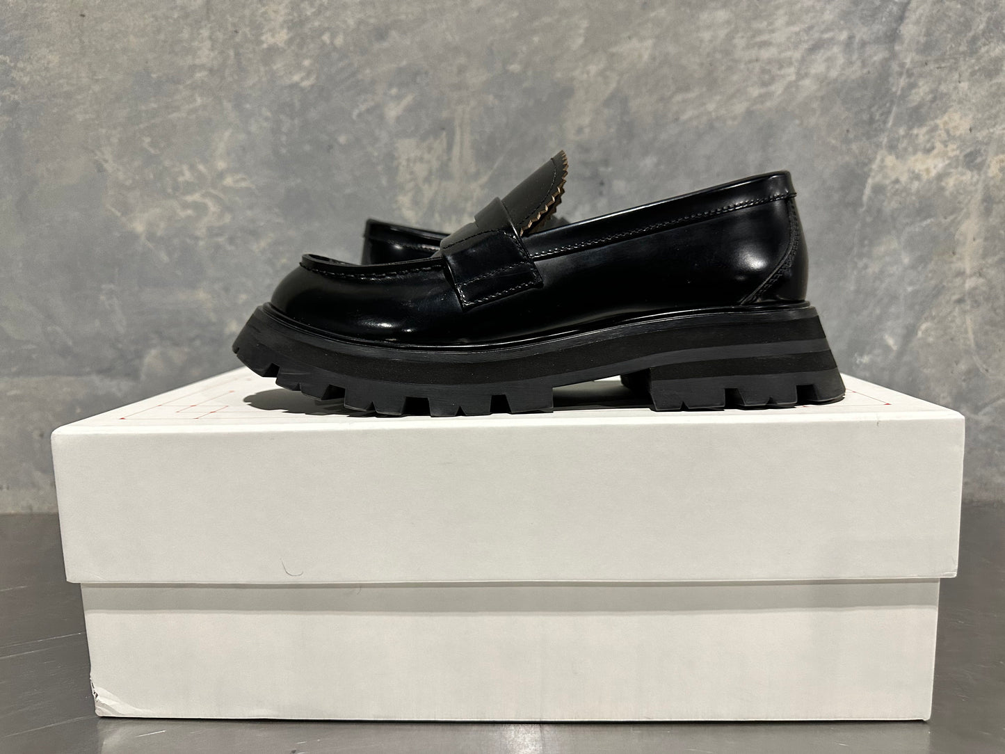 Mocassim Wander Feminino Alexander McQueen Preto Tamanho 8