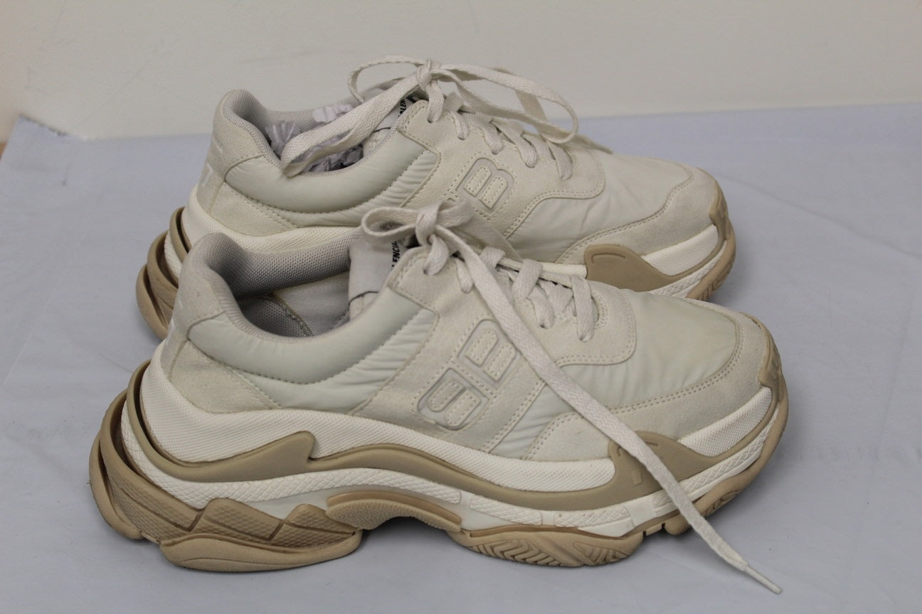 Tênis Balenciaga Triple S com recorte de logotipo feminino, branco, tamanho 7