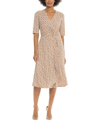 Vestido envelope falso estampado feminino Robbie Bee marrom tamanho grande