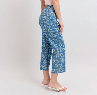Judy Blue - Calça jeans larga cropped com estampa floral de cintura alta
