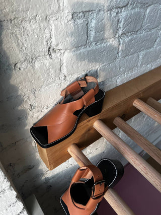 About Arianne - Women's Kai Sandals