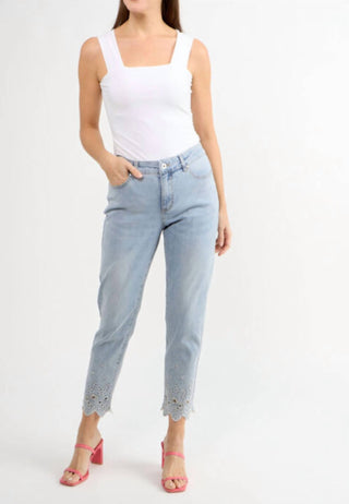 Orly - Calça Jeans com Botões Frontais, Recortes Florais e Brilho