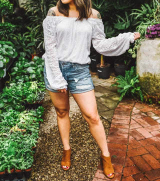 Santuário - Blusa com decote balé e ilhós florescentes