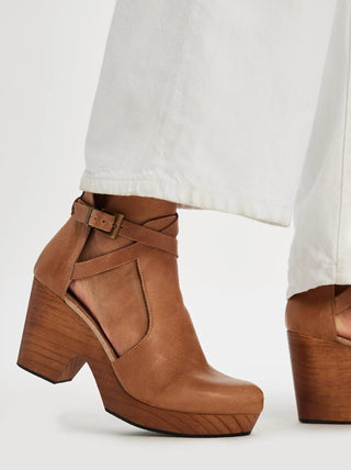 Free People - Tamancos Femininos de Couro de Cedro