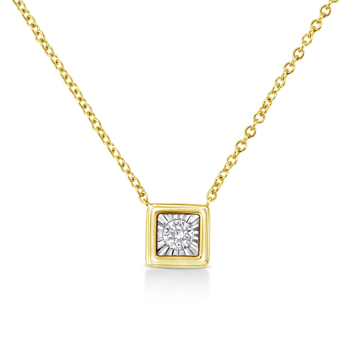 Colar com pingente de 18" em formato de caixa quadrada e diamante redondo banhado a ouro amarelo 10K, prata esterlina 925, 1/10 cttw (cor KL, pureza I2-I3)