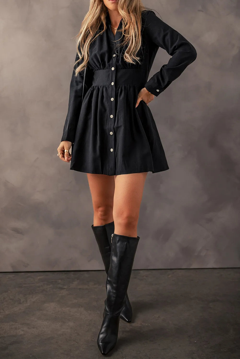 Vestido de manga comprida com botões e franzidos
