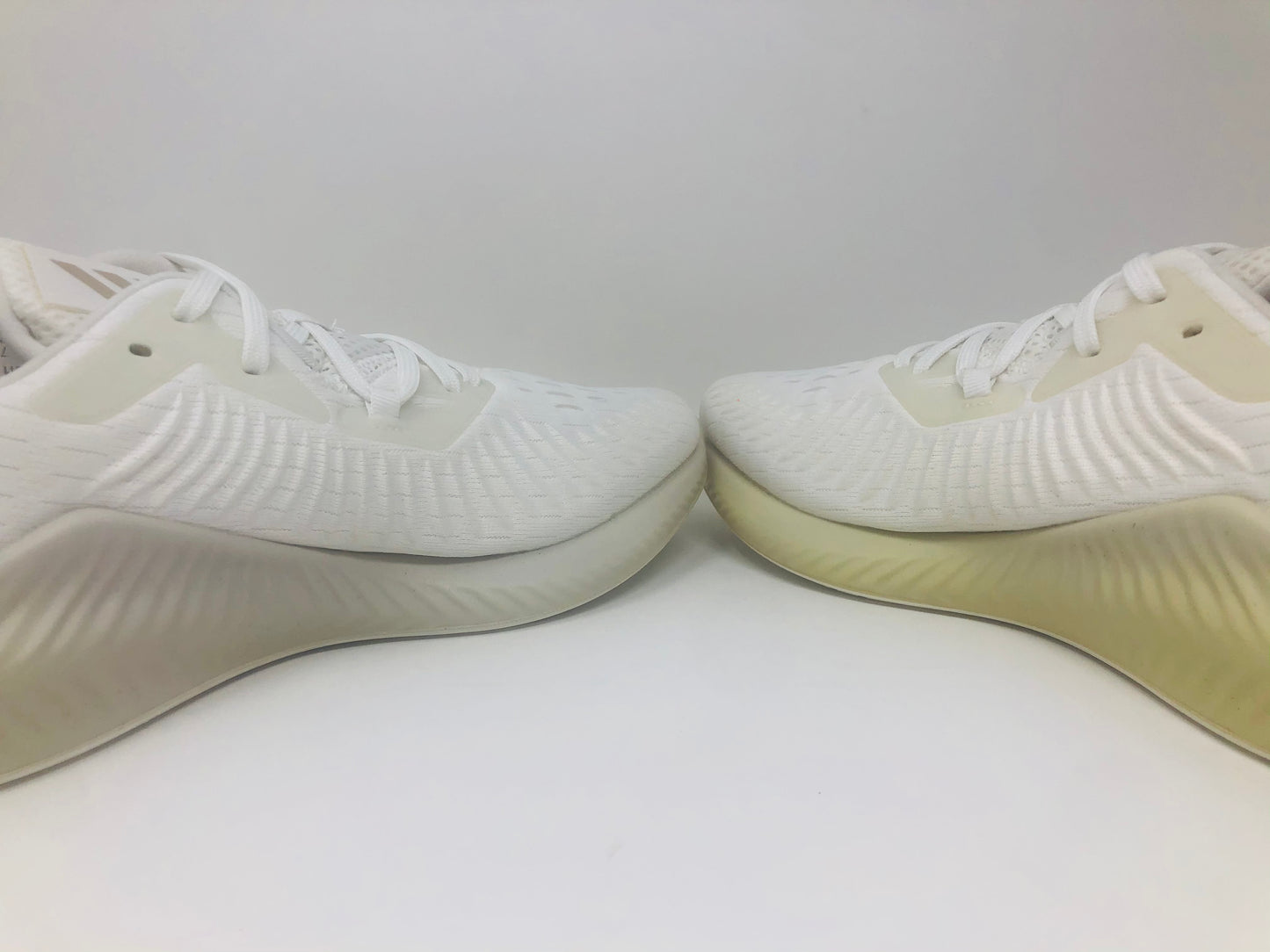 Tênis de corrida masculino Adidas Alphabounce, branco/metálico/cru, tamanho 8 D(M) EUA