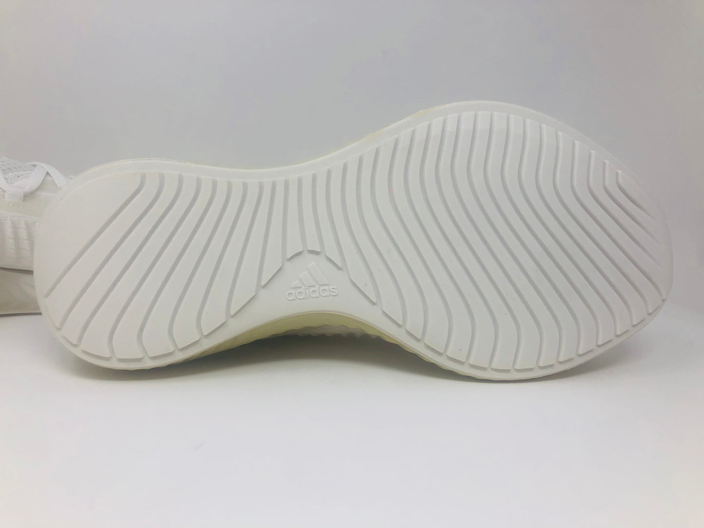 Tênis de corrida masculino Adidas Alphabounce, branco/metálico/cru, tamanho 8 D(M) EUA