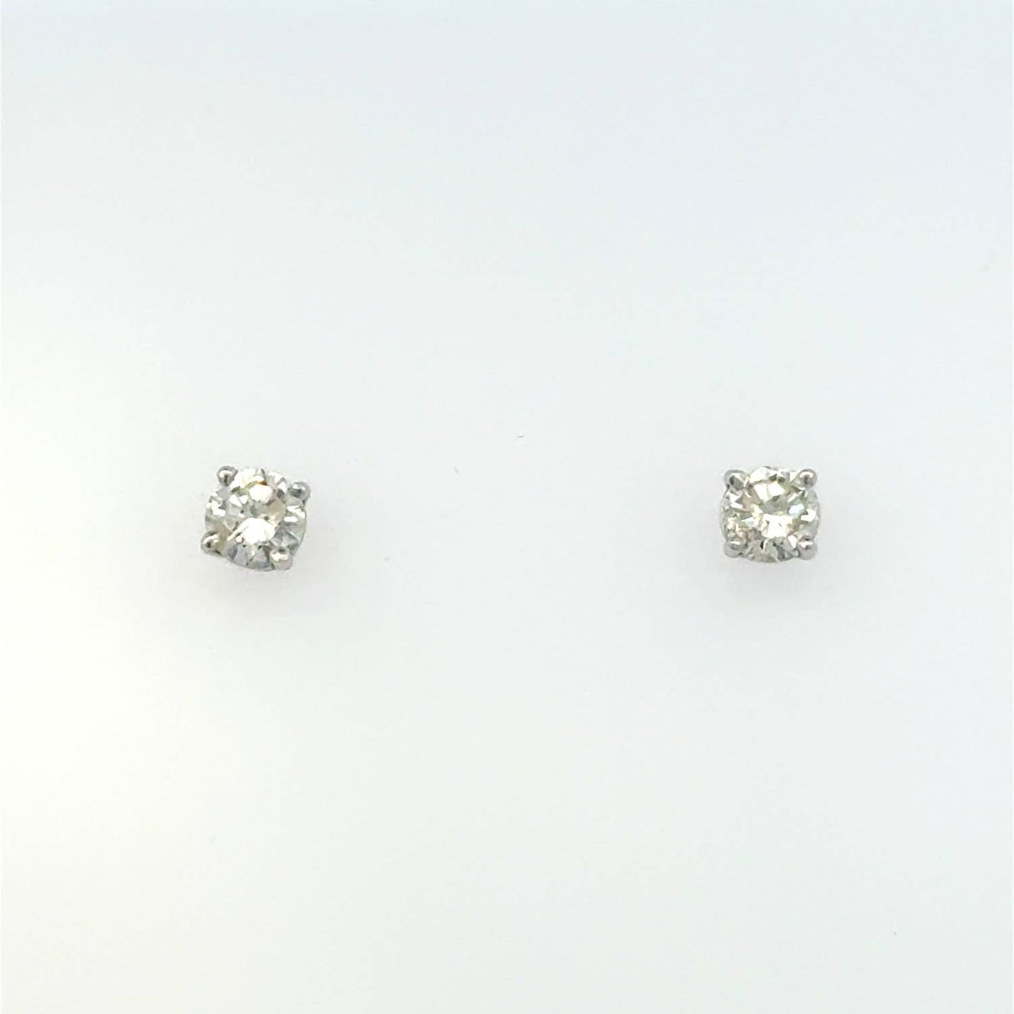 Aamiaa - 0.75 Carat Natural Diamond Round Brilliant Stud Earrings