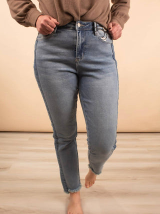 Judy Blue - Calça jeans de cintura alta com detalhe de painel lateral e bainha desfiada alta e baixa