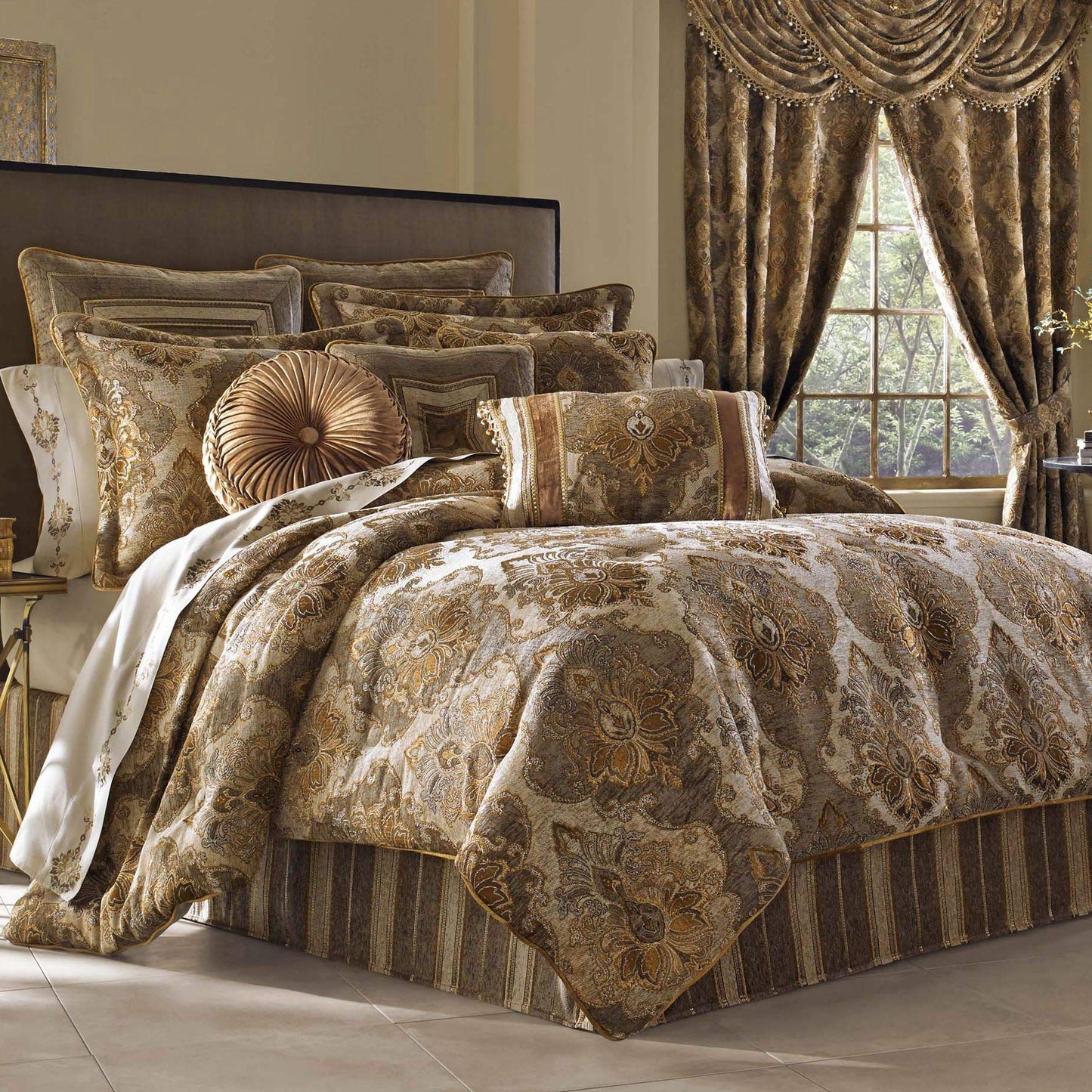 J Queen New York Bradshaw Natural Comforter Set - Queen
