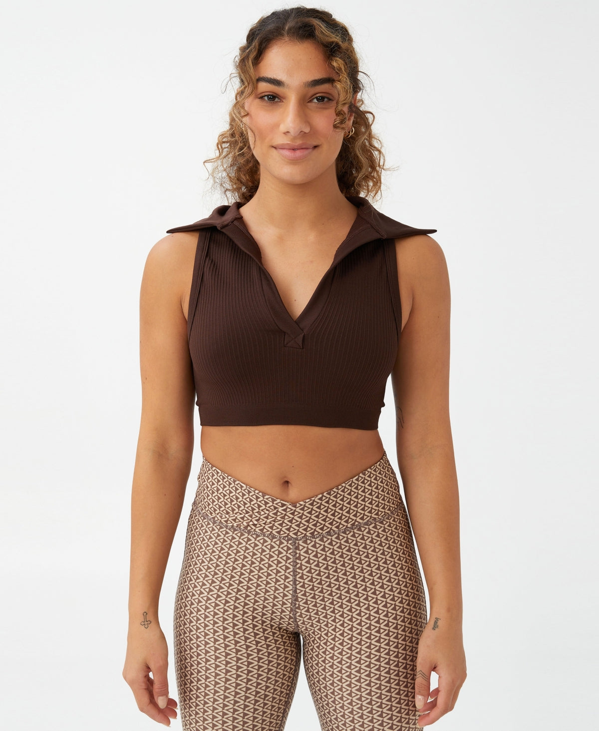 Camiseta polo cropped feminina sem costura COTTON ON marrom tamanho grande