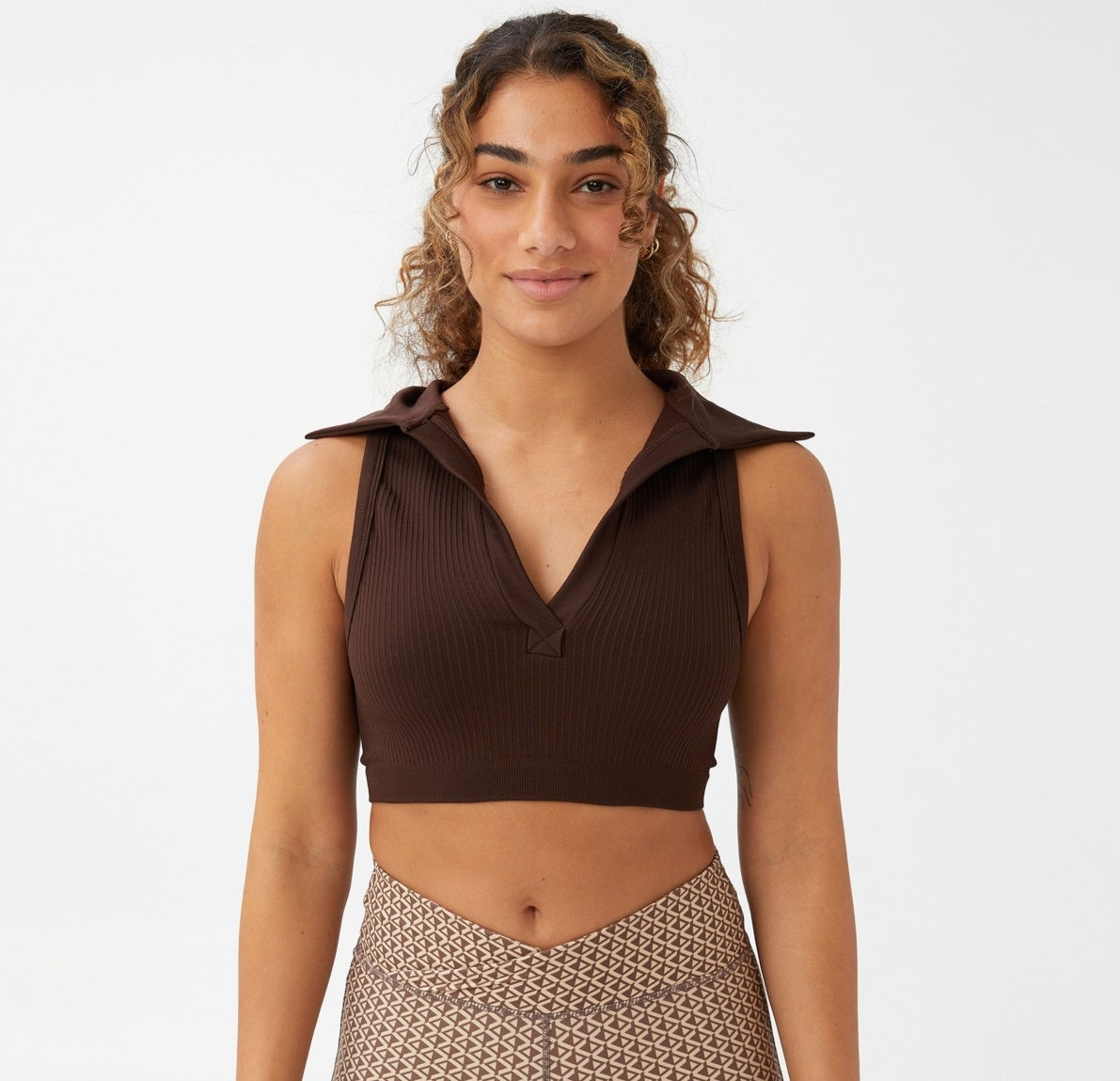 Camiseta polo cropped feminina sem costura COTTON ON marrom tamanho grande