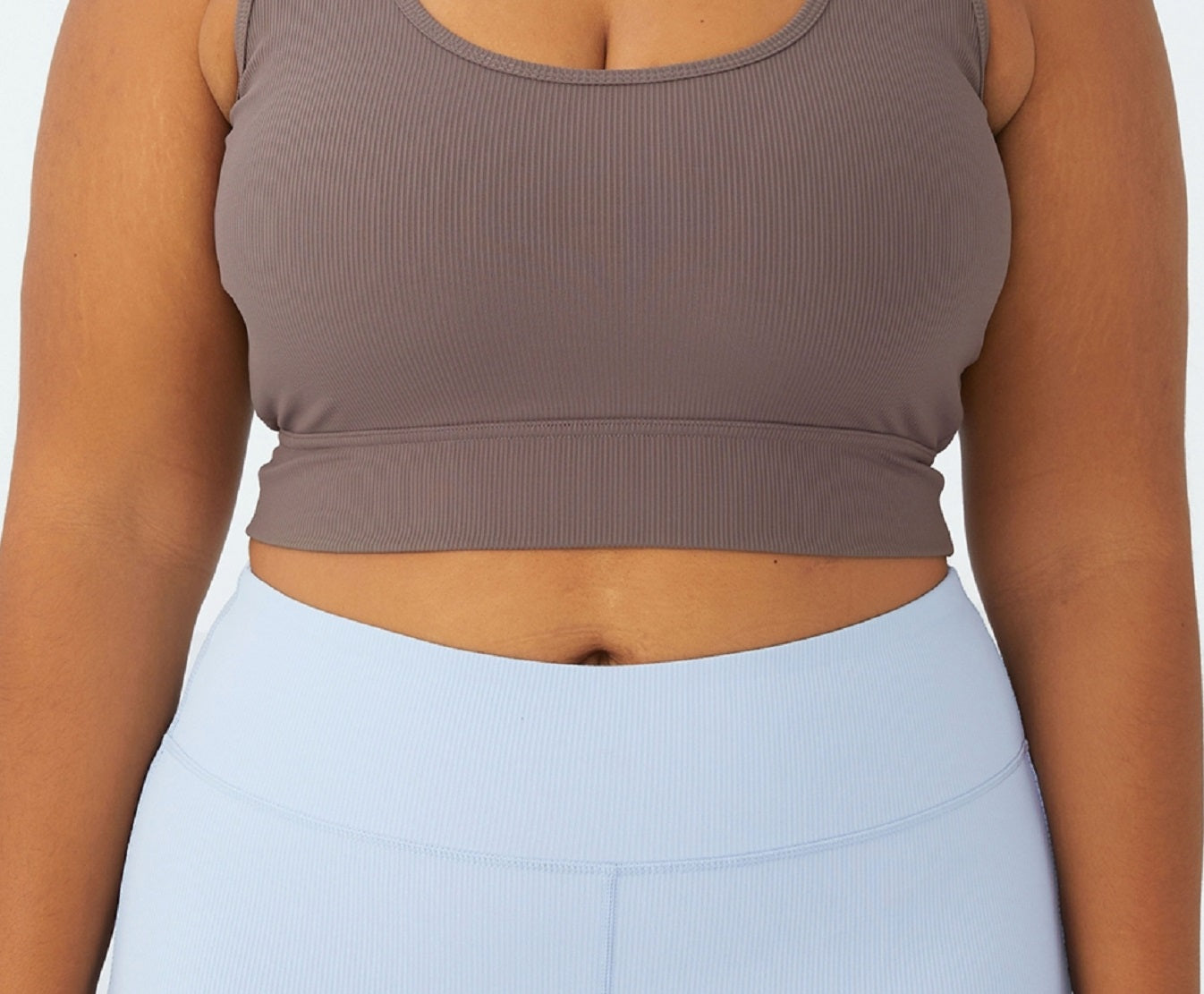 Camiseta regata curta com nervuras ativas feminina COTTON ON marrom tamanho 22W