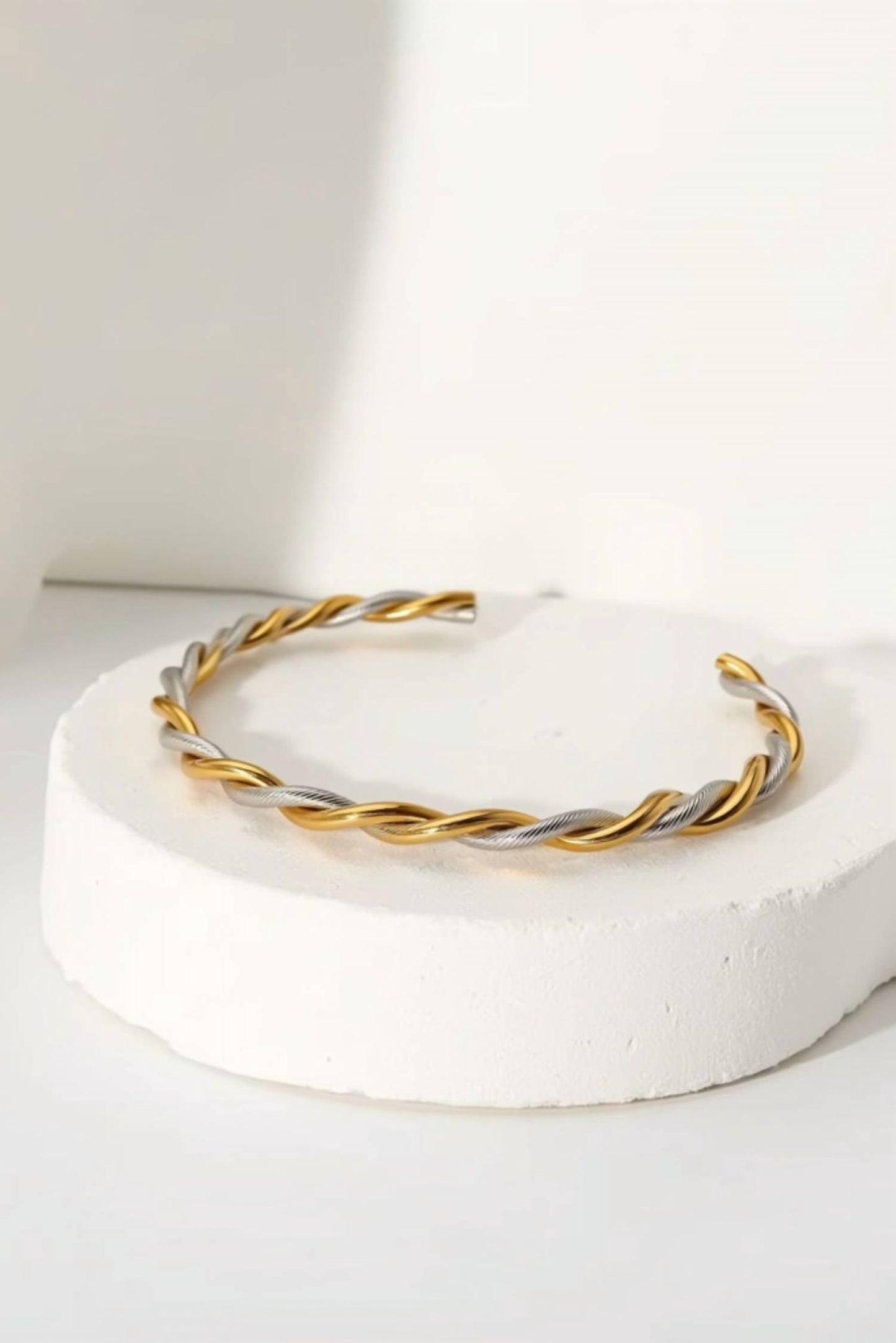 Akalia - Women's Waterproof Twisted Cuff Bracelet