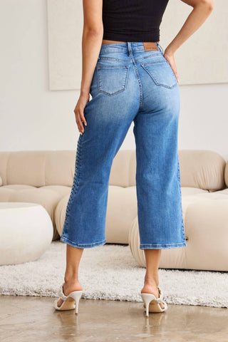 Judy Blue - Calça jeans curta com cintura alta e detalhe trançado, perna larga