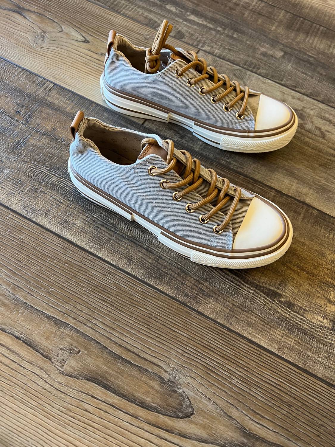 Very G - Women's Driana Sneaker