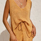 Conjunto de blusa sem mangas com decote em V e shorts com cordão