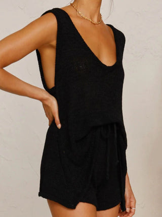 Conjunto de blusa sem mangas com decote em V e shorts com cordão