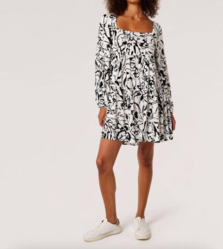Vestido curto com pincelada de damasco