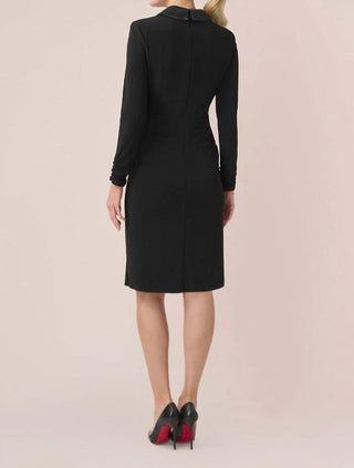 Adrianna Papell - Vestido curto estilo smoking em jersey e cetim