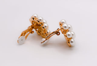 Brincos de pressão com elegância floral perolada