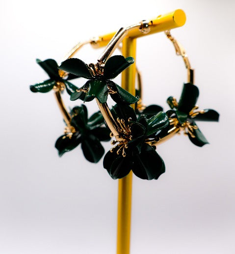 Floral Luxe Hoops – Brincos de argola com flores douradas