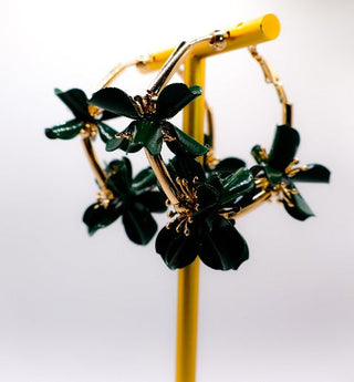 Floral Luxe Hoops – Brincos de argola com flores douradas