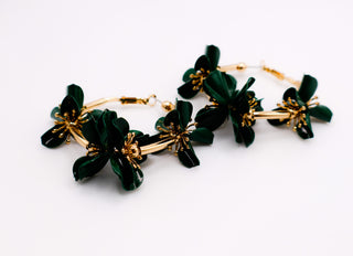Floral Luxe Hoops – Brincos de argola com flores douradas