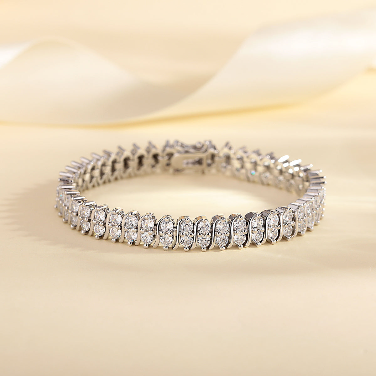 Pulseira de tênis em ouro 18K com diamantes simulados