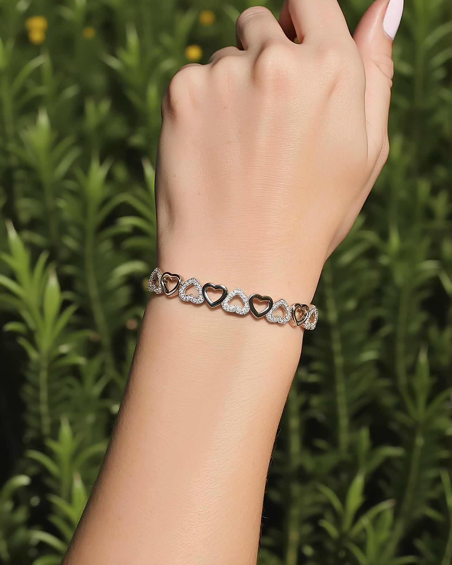 Pulseira ajustável em formato de corações de ouro 14K com cristais Swarovski