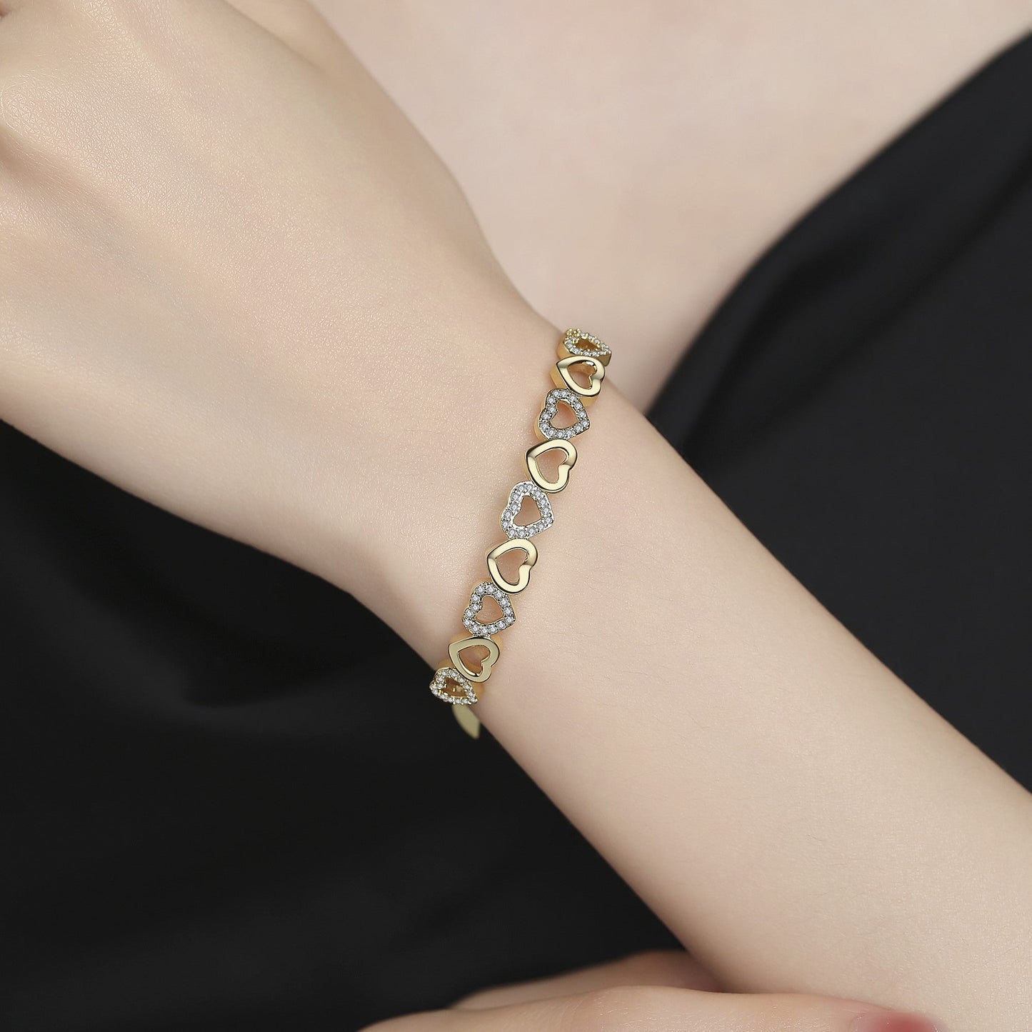 Pulseira ajustável em formato de corações de ouro 14K com cristais Swarovski
