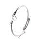 Pulseira de aço trançado com inicial em forma de coração 