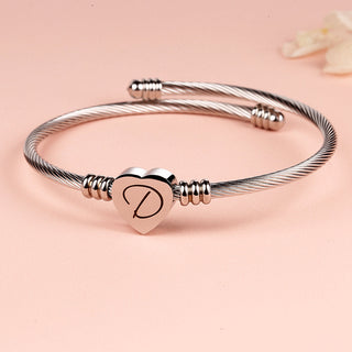 Pulseira de aço trançado com inicial em forma de coração 