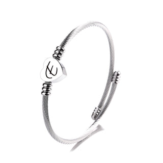 Pulseira de aço trançado com inicial em forma de coração 