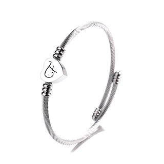 Pulseira de aço trançado com inicial em forma de coração 