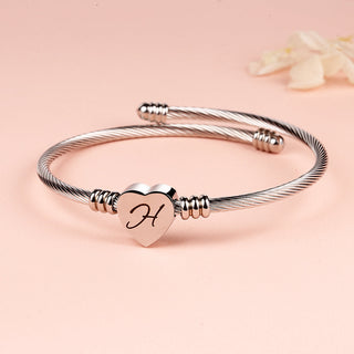 Pulseira de aço trançado com inicial em forma de coração 
