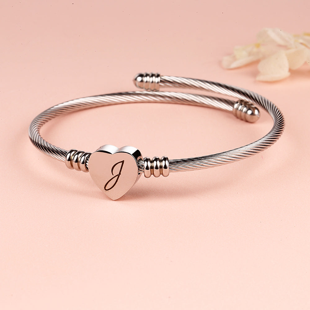 Pulseira de aço trançado com inicial em forma de coração 