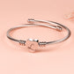 Pulseira de aço trançado com inicial em forma de coração 